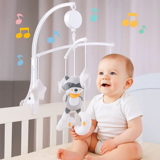 Mobile musical pour bébé avec bras ajustable universel et peluches douces d'animaux de la forêt et d'étoiles, avec un bébé assis à côté.