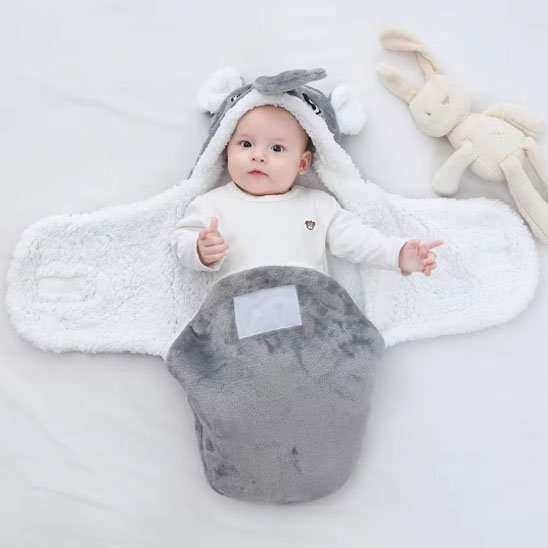Nid d’ange gris avec bébé allongé confortablement sur fond clair