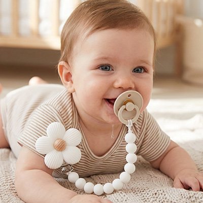 Attache tétine bébé avec fleur en silicone souple, prise en main facile