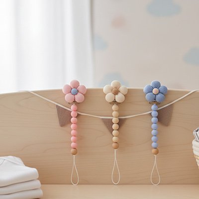 Attache tétine bébé avec forme florale décorative, design scandinave épuré