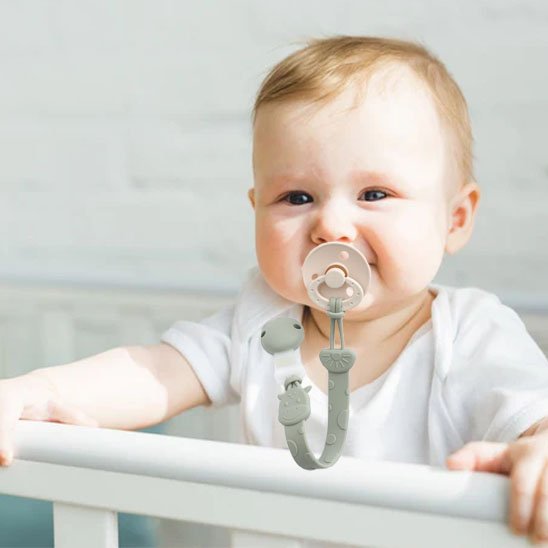 Attache tétine bébé compatible avec la plupart des sucettes grâce à son clip universel