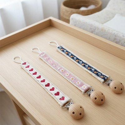 Attache tétine bébé tissu décoratif motifs cœurs étoiles fleurs, style scandinave