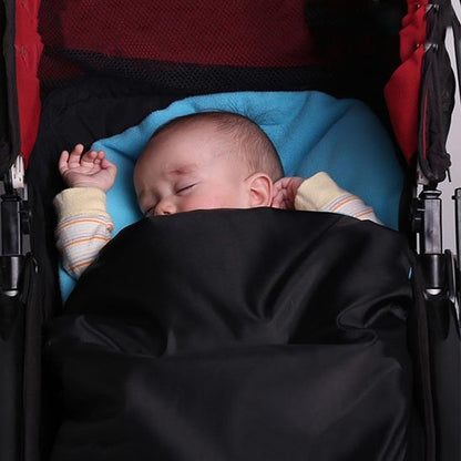 Chanceliere poussette hiver avec bébé endormi, protection optimale contre le froid
