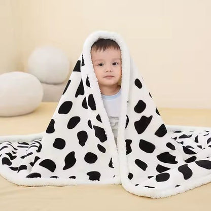 Couverture bébé double face, motifs taches de vache , bébé bien enveloppé