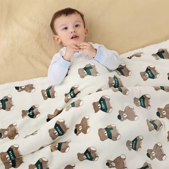 Couverture bébé double face flanelle et sherpa motif oursons sur bébé