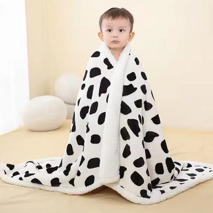 Couverture bébé double face flanelle et sherpa motif taches de vache sur bébé 