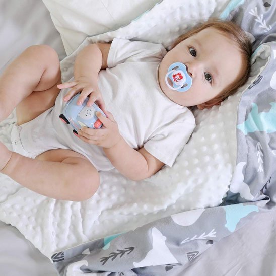 Couverture pour bébé douce et confortable parfaite pour le sommeil et les moments de détente.