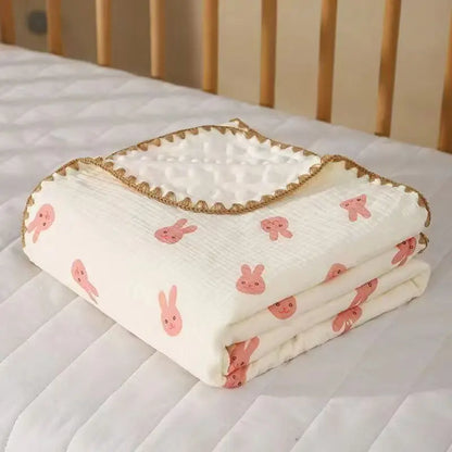 Couverture bébé en polaire douce, coloris écru, ornée de motifs lapins roses imprimés