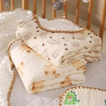 Couverture nourrisson légère en polyester et coton respirante, avec des motifs oursons et petits cœurs.