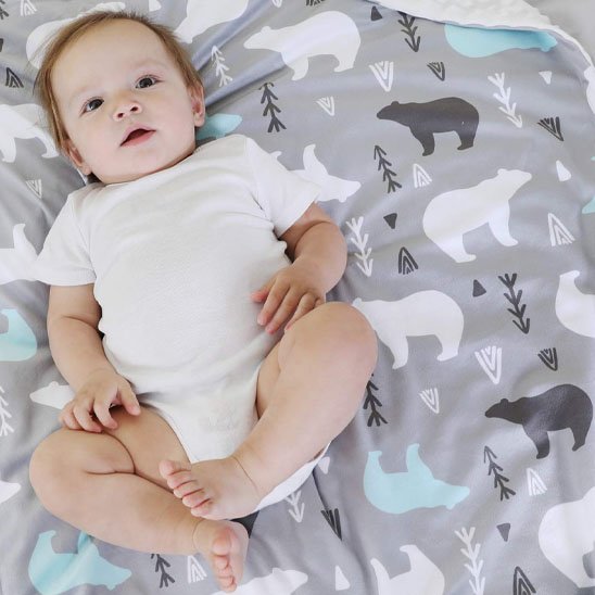 Couverture bébé ultra-douce idéale pour garder bébé au chaud avec un tissu confortable et léger.