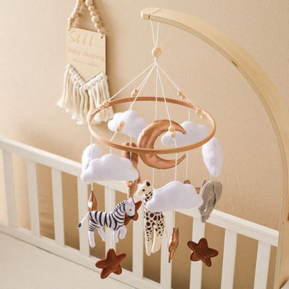 Mobile bébé d'éveil pour nouveau-né avec zèbre, girafe et étoiles marron dans une chambre de style bohème