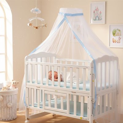Lit bébé blanc avec moustiquaire bleue, accessoires doux pour sommeil apaisant