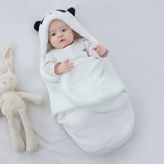 Nid d'ange bébé blanc à capuche forme panda pour nouveau-né avec bordure sherpa douce