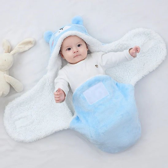 Nid d'ange bébé bleu à capuche forme ours ouvert à plat avec bordure sherpa blanche pour nouveau-né 